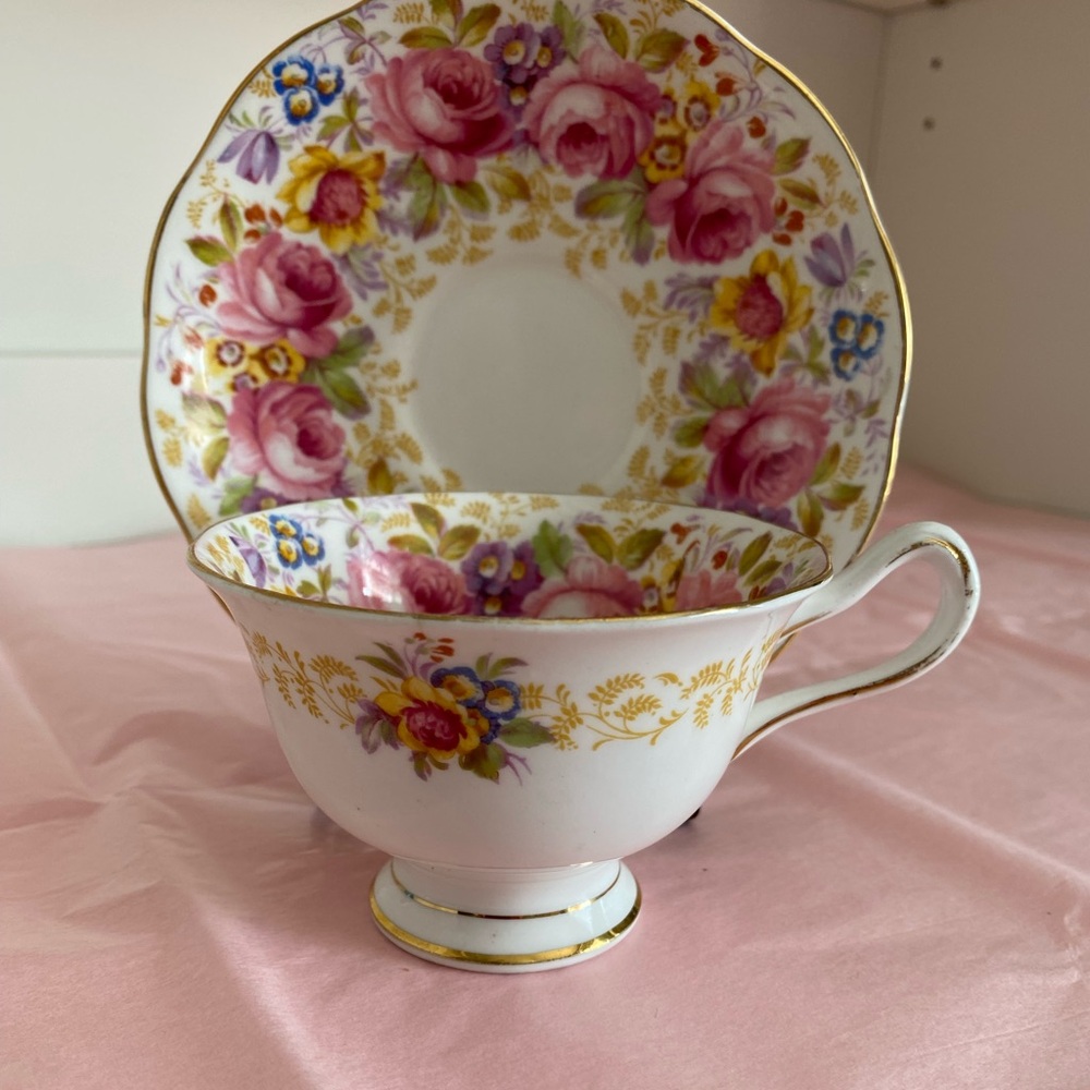 VTG Royal Albert Bone China Teacup and Saucer in the Pattern "Serena" - Picture 2 of 8